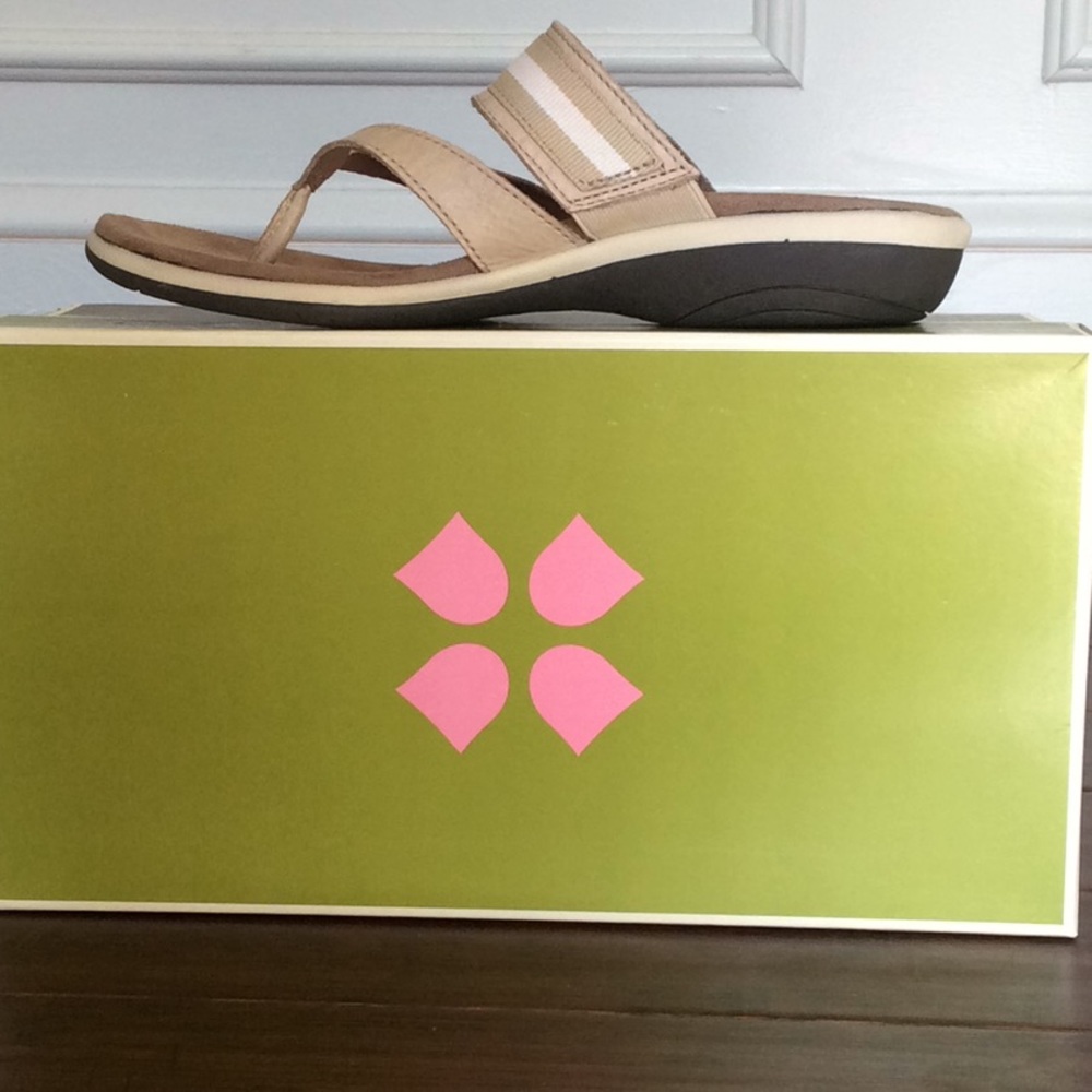 Naturalizer flip flops